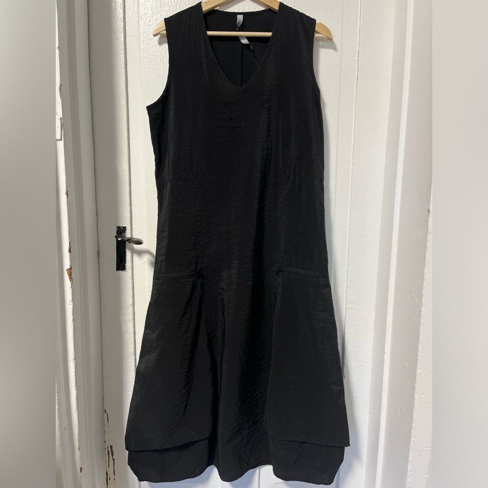 Blanque sleeveless  art to wear lightweight dress with zippered pockets